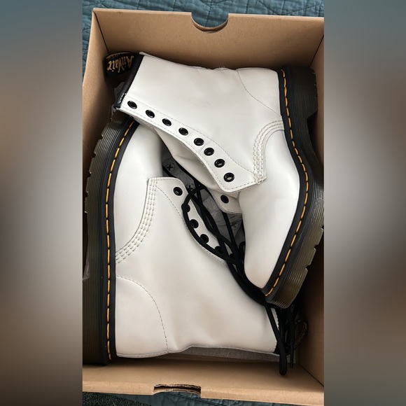 Dr Martens lace boots size 7 - Picture 2 of 2